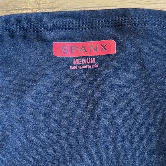 Spanx sz M black leggings 18” inseam great pre owned condition - Picture 3 of 4